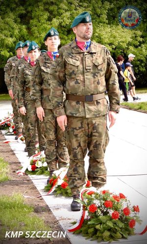 Święto Flagi w Szczecinie: Policja w hołdzie biało-czerwonej