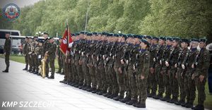 Święto Flagi w Szczecinie: Policja w hołdzie biało-czerwonej