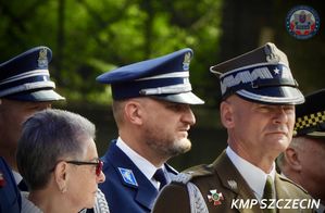 Święto Flagi w Szczecinie: Policja w hołdzie biało-czerwonej