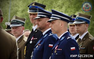 Święto Flagi w Szczecinie: Policja w hołdzie biało-czerwonej