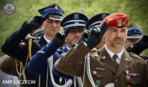 Święto Flagi w Szczecinie: Policja w hołdzie biało-czerwonej