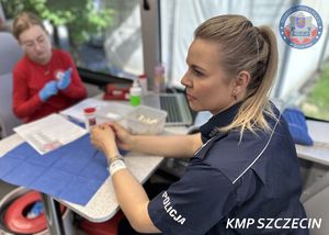 Policjanci z KMP w Szczecinie oddali krew w ramach akcji „100 litrów krwi na 100-lecie kobiet w Policji”