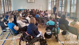 „Hejt nie jest OK!” – Policjanci edukują młodzież w walce z przemocą rówieśniczą