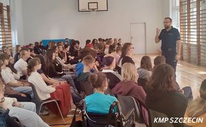 „Hejt nie jest OK!” – Policjanci edukują młodzież w walce z przemocą rówieśniczą