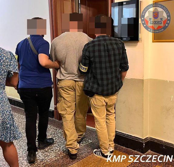 Zdecydowana interwencja policjantki po służbie – podejrzani o wprowadzanie do obrotu fałszywych dolarów zatrzymani