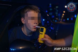 Nietrzeźwy 18-latek bez uprawnień zatrzymany przez patrol policji – przewoził nieletnich pasażerów i posiadał narkotyki