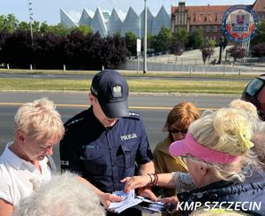 Europejski Dzień Przeciwdziałania Włamaniom do Domów – policjanci z Niebuszewa rozmawiali z seniorami o bezpieczeństwie