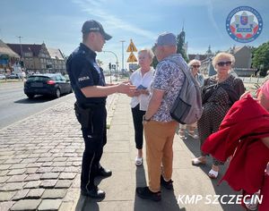 Europejski Dzień Przeciwdziałania Włamaniom do Domów – policjanci z Niebuszewa rozmawiali z seniorami o bezpieczeństwie
