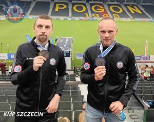 Policjanci na mecie Nocnego Portowego Półmaratonu Szczecińskiego