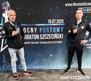Policjanci na mecie Nocnego Portowego Półmaratonu Szczecińskiego