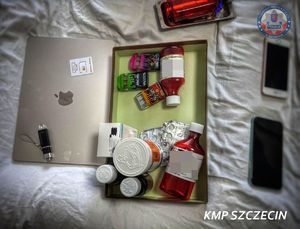 Kolejna skuteczna realizacja szczecińskich policjantów z Wydziału do Walki z Przestępczością Narkotykową - 120 litrów pochodnych opioidów w płynie nie trafi na rynek