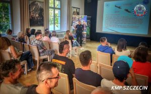 Bezpieczeństwo w miejscach publicznych – policjanci szkolili pracowników Morskiego Centrum Nauki