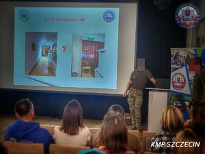 Bezpieczeństwo w miejscach publicznych – policjanci szkolili pracowników Morskiego Centrum Nauki