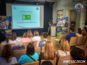 Bezpieczeństwo w miejscach publicznych – policjanci szkolili pracowników Morskiego Centrum Nauki
