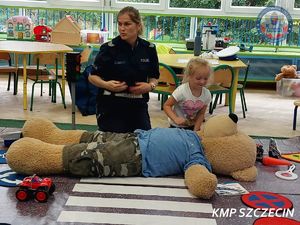 Szczecińska „drogówka” z wizytą u najmłodszych w ramach akcji „Bezpieczna droga do szkoły”