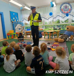 Szczecińska „drogówka” z wizytą u najmłodszych w ramach akcji „Bezpieczna droga do szkoły”