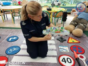 Szczecińska „drogówka” z wizytą u najmłodszych w ramach akcji „Bezpieczna droga do szkoły”