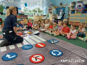 Szczecińska „drogówka” z wizytą u najmłodszych w ramach akcji „Bezpieczna droga do szkoły”