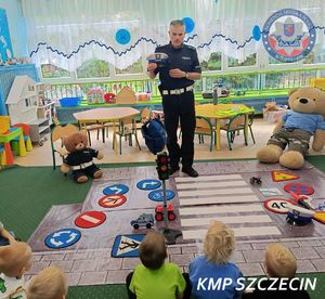 Szczecińska „drogówka” z wizytą u najmłodszych w ramach akcji „Bezpieczna droga do szkoły”
