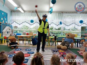 Szczecińska „drogówka” z wizytą u najmłodszych w ramach akcji „Bezpieczna droga do szkoły”