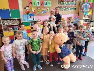 Policjanci edukują najmłodszych. Wizyta w przedszkolu pełna uśmiechu i ważnych lekcji