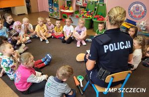 Policjanci edukują najmłodszych. Wizyta w przedszkolu pełna uśmiechu i ważnych lekcji