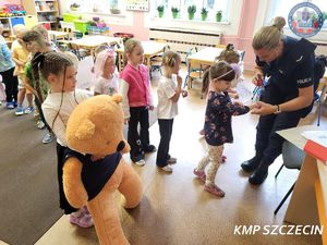 Policjanci edukują najmłodszych. Wizyta w przedszkolu pełna uśmiechu i ważnych lekcji