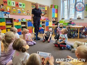 Policjanci edukują najmłodszych. Wizyta w przedszkolu pełna uśmiechu i ważnych lekcji