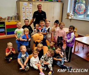 Policjanci edukują najmłodszych. Wizyta w przedszkolu pełna uśmiechu i ważnych lekcji
