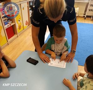 Policjantka i miś Gustaw z wizytą u przedszkolaków, czyli nauka o bezpieczeństwie przez zabawę