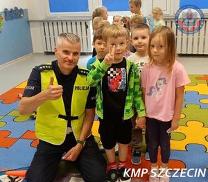 Misie Radarek i Gustaw uczą najmłodszych. Trwa akcja „Bezpieczna Droga do Szkoły” ze szczecińską „drogówką”