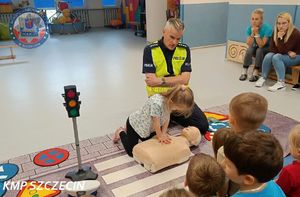 Misie Radarek i Gustaw uczą najmłodszych. Trwa akcja „Bezpieczna Droga do Szkoły” ze szczecińską „drogówką”
