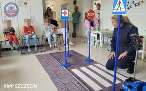 Uśmiech i ważna lekcja bezpieczeństwa. Policjanci odwiedzili małych pacjentów