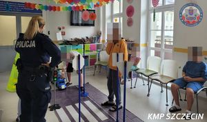 Uśmiech i ważna lekcja bezpieczeństwa. Policjanci odwiedzili małych pacjentów