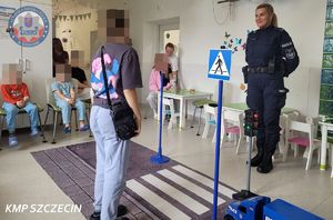 Uśmiech i ważna lekcja bezpieczeństwa. Policjanci odwiedzili małych pacjentów