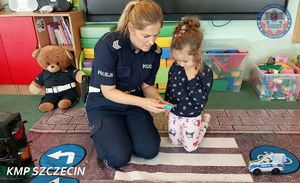 Policjanci z wizytą u najmłodszych. Miś Radarek i Miś Henio pomagali uczyć o bezpieczeństwie w ramach akcji „Bezpieczna Droga do Szkoły”
