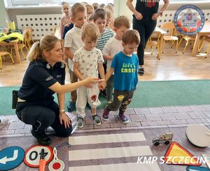 Policjanci z wizytą u najmłodszych. Miś Radarek i Miś Henio pomagali uczyć o bezpieczeństwie w ramach akcji „Bezpieczna Droga do Szkoły”