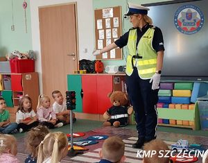Policjanci z wizytą u najmłodszych. Miś Radarek i Miś Henio pomagali uczyć o bezpieczeństwie w ramach akcji „Bezpieczna Droga do Szkoły”