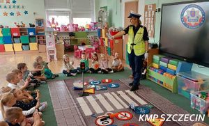 Policjanci z wizytą u najmłodszych. Miś Radarek i Miś Henio pomagali uczyć o bezpieczeństwie w ramach akcji „Bezpieczna Droga do Szkoły”
