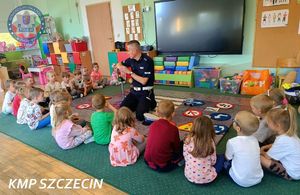 Policjanci z wizytą u najmłodszych. Miś Radarek i Miś Henio pomagali uczyć o bezpieczeństwie w ramach akcji „Bezpieczna Droga do Szkoły”