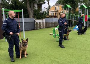 Czworonożni funkcjonariusze z wizytą w „Tęczowym Przedszkolu”. Policjanci uczyli najmłodszych bezpiecznych zachowań w kontakcie z psami