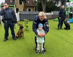 Czworonożni funkcjonariusze z wizytą w „Tęczowym Przedszkolu”. Policjanci uczyli najmłodszych bezpiecznych zachowań w kontakcie z psami