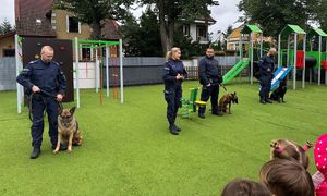 Czworonożni funkcjonariusze z wizytą w „Tęczowym Przedszkolu”. Policjanci uczyli najmłodszych bezpiecznych zachowań w kontakcie z psami