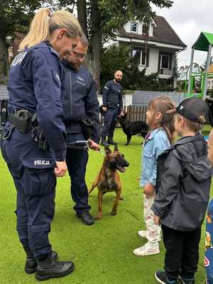 Czworonożni funkcjonariusze z wizytą w „Tęczowym Przedszkolu”. Policjanci uczyli najmłodszych bezpiecznych zachowań w kontakcie z psami