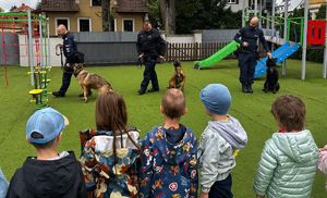 Czworonożni funkcjonariusze z wizytą w „Tęczowym Przedszkolu”. Policjanci uczyli najmłodszych bezpiecznych zachowań w kontakcie z psami