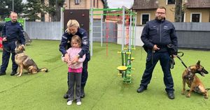 Czworonożni funkcjonariusze z wizytą w „Tęczowym Przedszkolu”. Policjanci uczyli najmłodszych bezpiecznych zachowań w kontakcie z psami