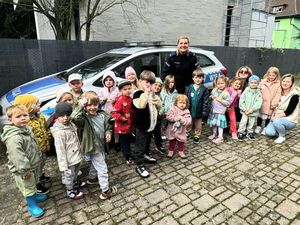 Czworonożni funkcjonariusze z wizytą w „Tęczowym Przedszkolu”. Policjanci uczyli najmłodszych bezpiecznych zachowań w kontakcie z psami
