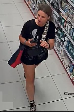 Kradzieże w drogeriach na Prawobrzeżu. Jeśli rozpoznajesz kobietę ze zdjęć, skontaktuj się z policjantami