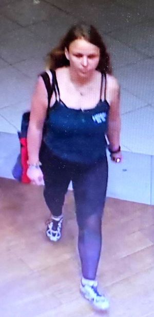 Kradzieże w drogeriach na Prawobrzeżu. Jeśli rozpoznajesz kobietę ze zdjęć, skontaktuj się z policjantami