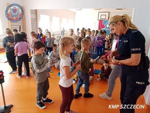 Dla bezpieczeństwa najmłodszych - spotkanie policjantki z uczniami w Szczecinie